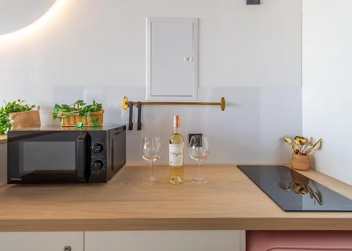 Deluge Seaview Shower & Cross, Naturist