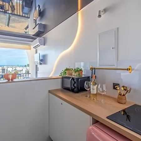 Deluge Seaview Shower & Cross, Naturist Apartman *